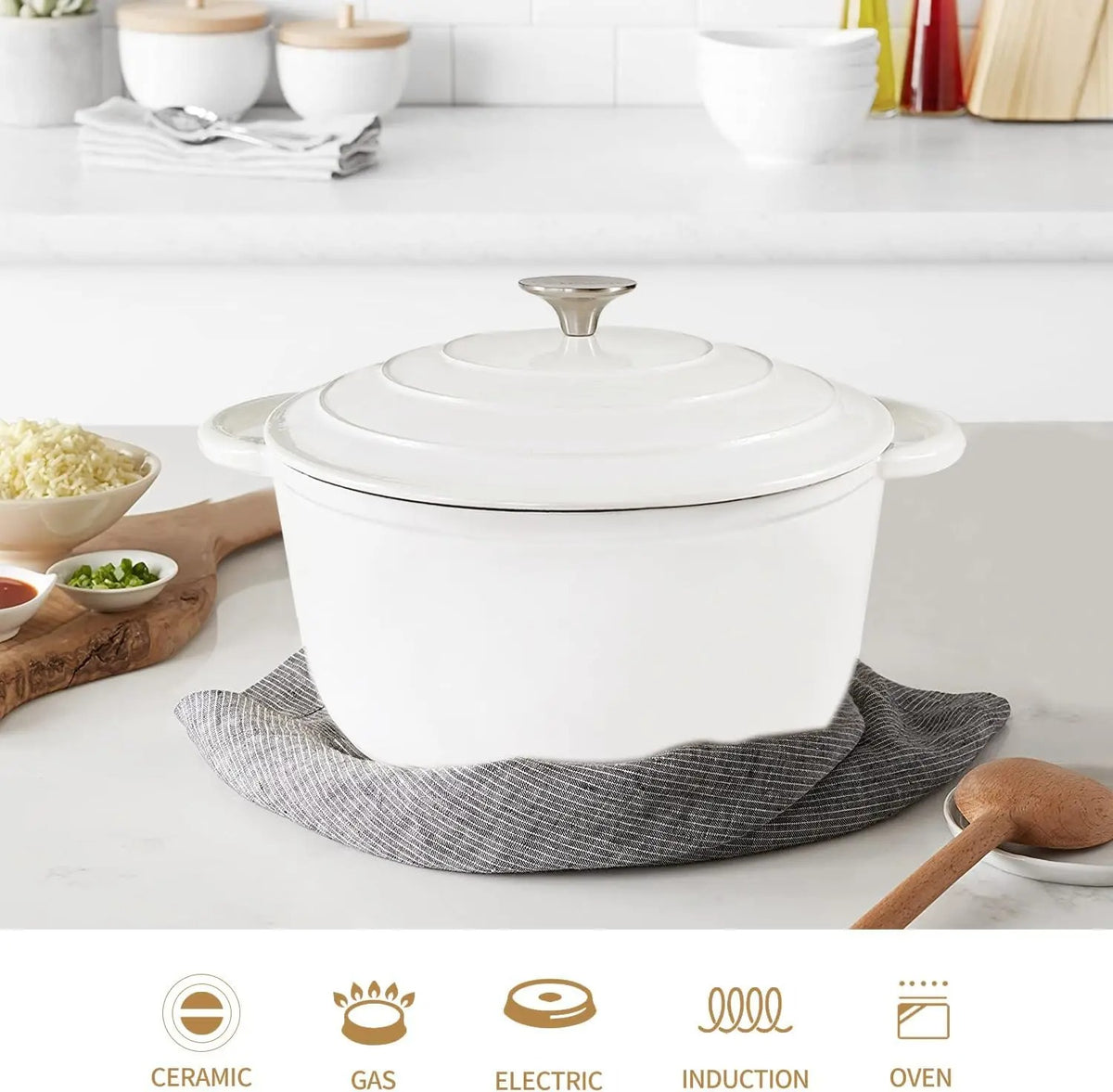 Cocotte en Fonte Émaillée 4 L – Tous Feux et Induction avec couvercle sur un torchon gris sur un plan de travail