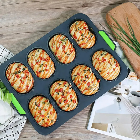 Moule à Pain & Burgers en Silicone – Antiadhésif, Durable. Plateau 8 cavités avec poignées vertes contenant petits pains gratinés
