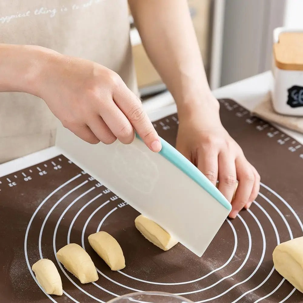 Coupe-Pâte avec Échelle de Mesure – Grattoir à Pâte en action sur un plan de travail