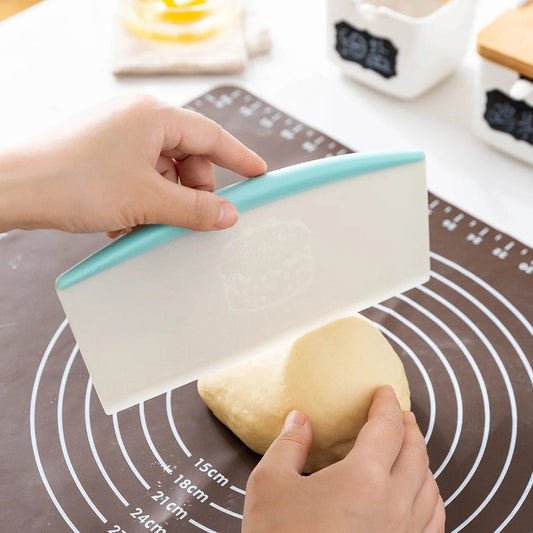 Coupe-Pâte avec Échelle de Mesure – Grattoir à Pâte en action pour travailler la pâte sur un plan de travail
