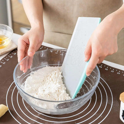 Coupe-Pâte avec Échelle de Mesure – Grattoir à Pâte utilisé pour mélanger la farine dans un bol en verre