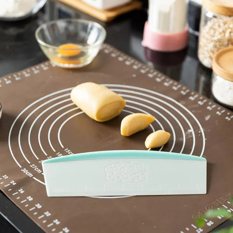 Coupe-Pâte avec Échelle de Mesure – Grattoir à Pâte sur un plan de travail avec pâte modelée