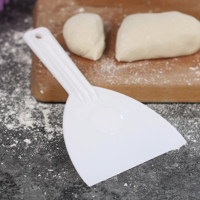 Coupe-Pâte & Racloir à Pâte en plastique blanc pour couper et rassembler la pâte avec facilité