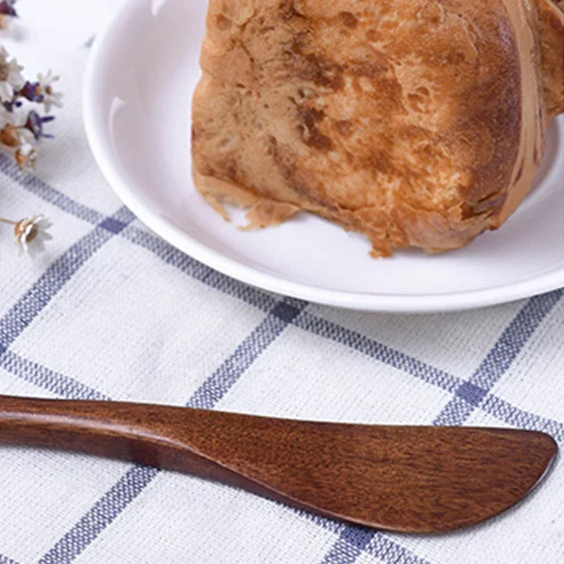 Couteau à Beurre Bois Japonais – Tartineur Écologique Chic avec couteau en bois sur tissu à carreaux et pain toasté