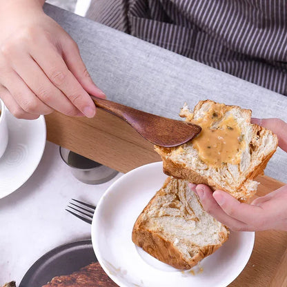 Couteau à Beurre en Bois Japonais – Spatule Tartineur Écologique et Élégant en utilisation sur du pain beurré