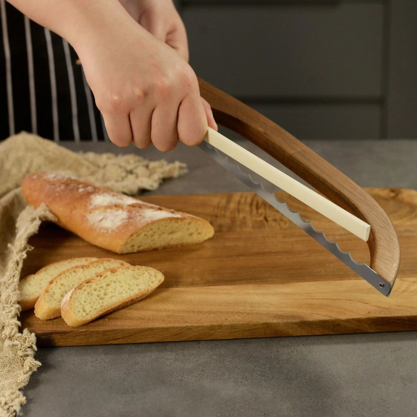 Couteau à Pain Dentelé Inox & Bois – Coupe Sans Miettes tranchant une baguette croustillante sur planche en bois