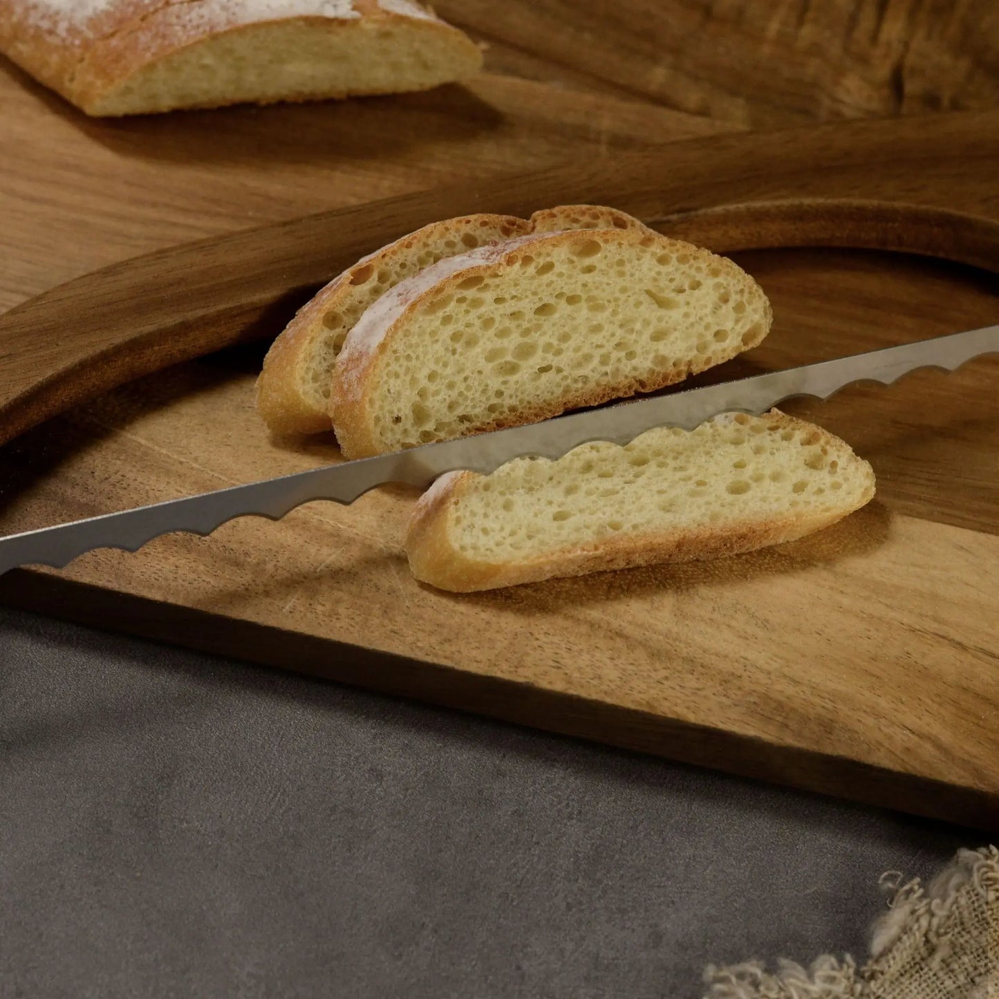 Couteau à Pain Dentelé Inox & Bois – Coupe Sans Miettes avec tranches de pain frais sur planche en bois