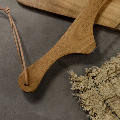 Couteau à Pain Dentelé Inox & Bois – Coupe Sans Miettes avec manche en bois naturel sur planche en bois