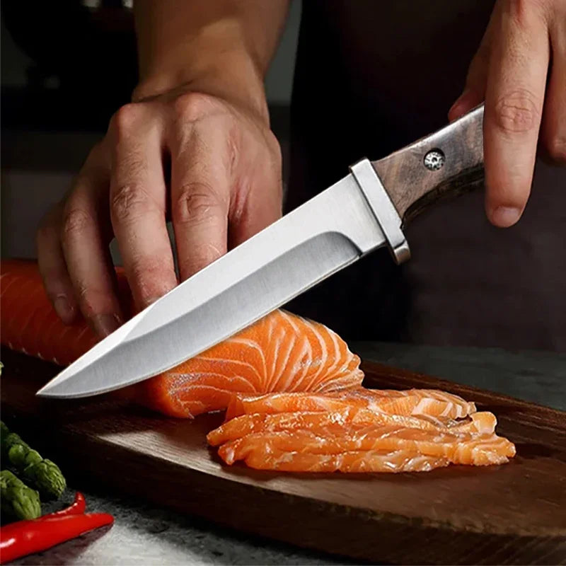 Couteau de Cuisine Forgé 14 cm – Acier 4CR13 – Lame Affûtée Haute Performance tranchant du saumon sur une planche en bois