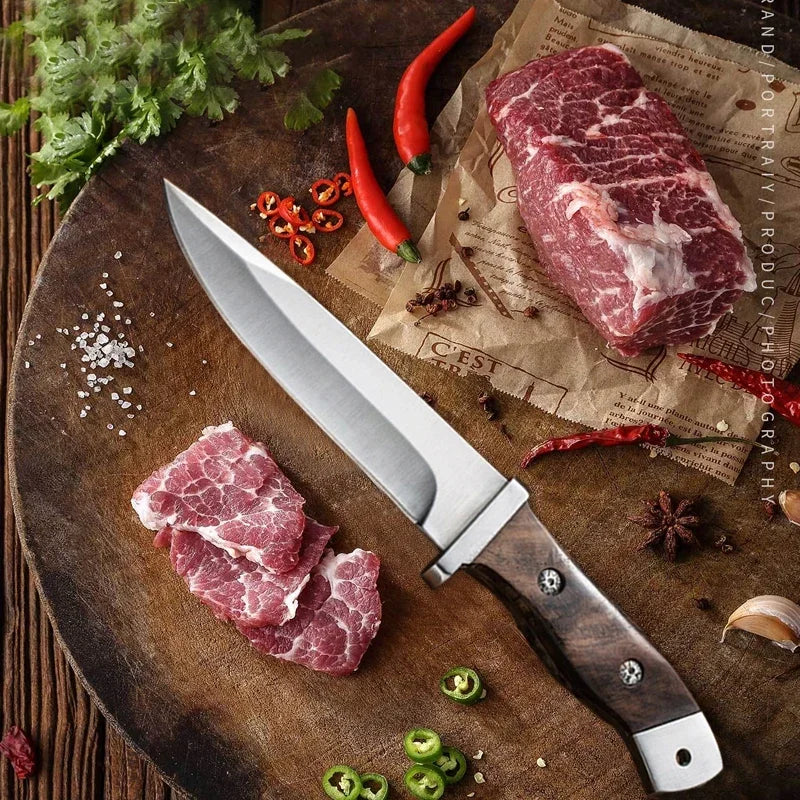 Couteau de Cuisine Forgé 14 cm – Acier 4CR13 – Lame Affûtée Haute Performance sur une planche avec de la viande