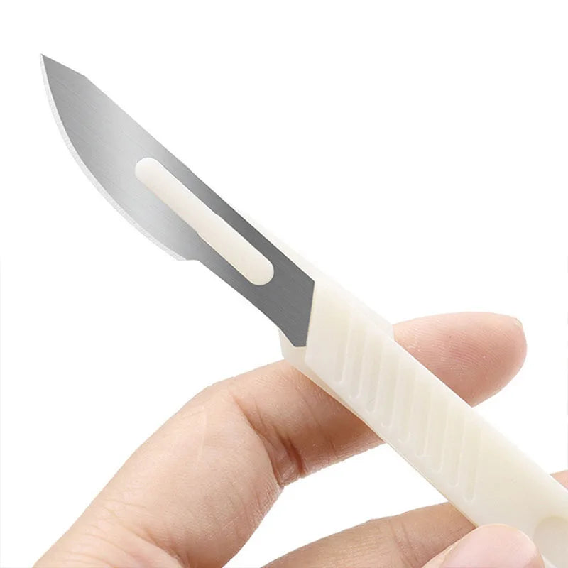 Couteau Décoratif à Pain Inox avec manche blanc tenu à la main pour ustensiles de cuisine