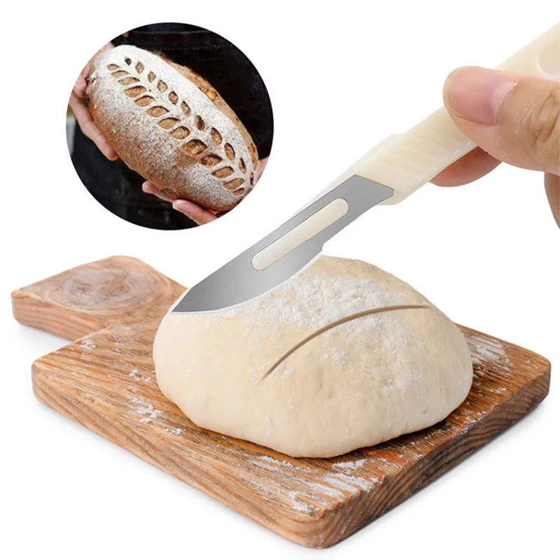 Couteau Décoratif à Pain Inox avec lame tranchante utilisé pour inciser la pâte à pain sur une planche en bois