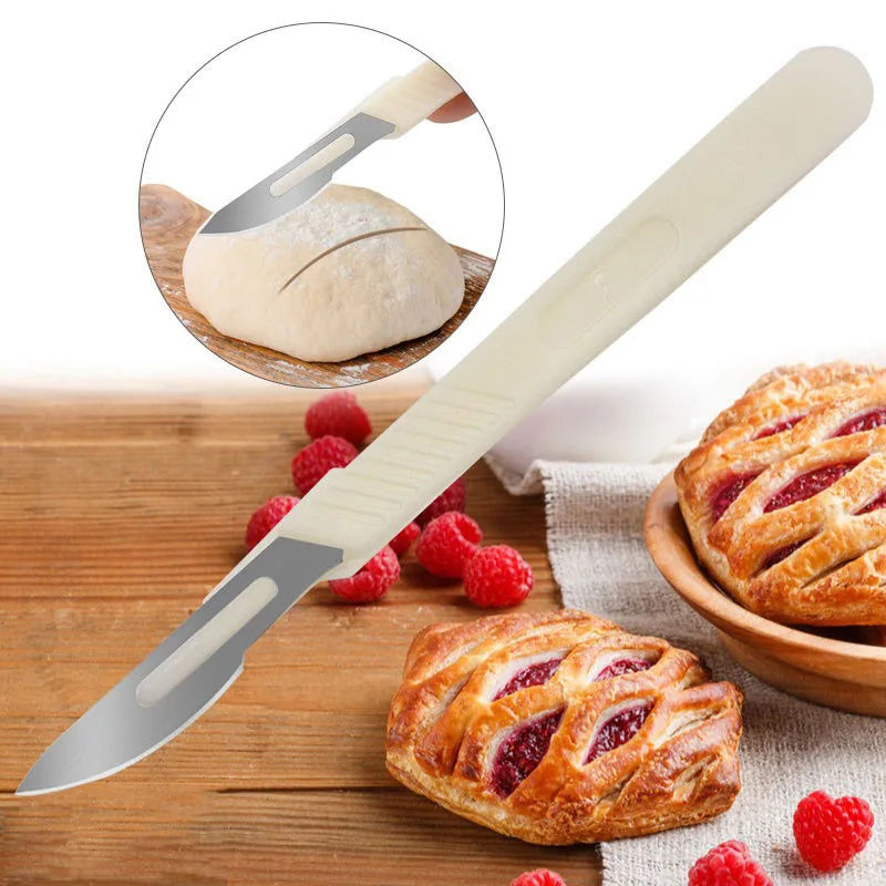Couteau Décoratif à Pain Inox avec manche blanc utilisé pour découper la pâte à pain et la pâtisserie
