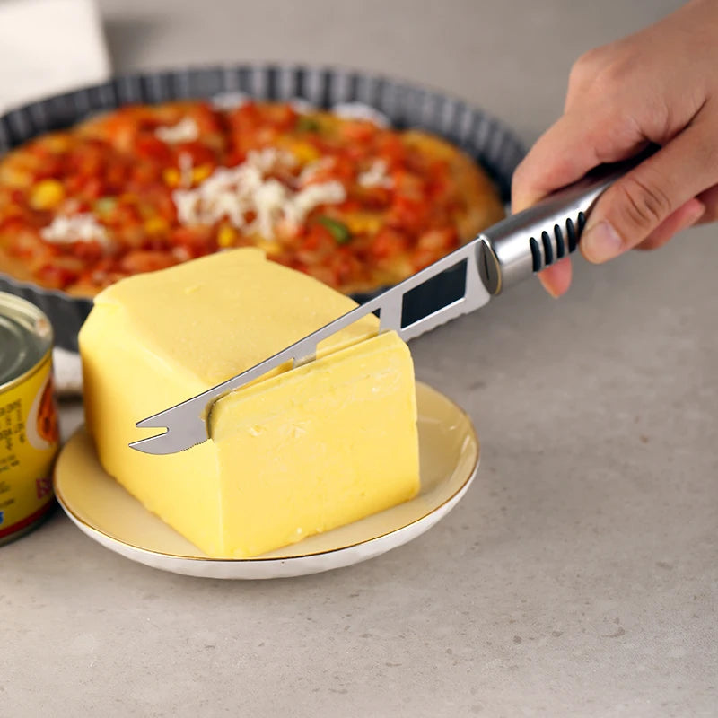 Couteau Fromage Inox – Antidérapant, Multi-usage tranchant un bloc de fromage sur une assiette