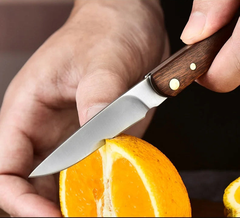 Couteau pliant à manche en bois facile à transporter tranchant une orange avec précision