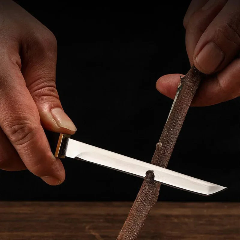 Couteau Utilitaire 8 cm – Tranchant, Léger & Polyvalent utilisé pour couper une branche fine