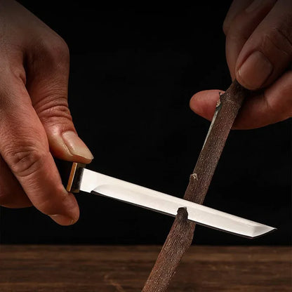 Couteau Utilitaire 8 cm – Tranchant, Léger & Polyvalent utilisé pour couper une branche fine
