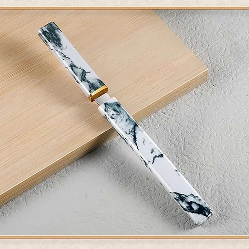 Couteau Utilitaire 8 cm – Tranchant Léger et Polyvalent avec manche effet marbre posé sur planche en bois