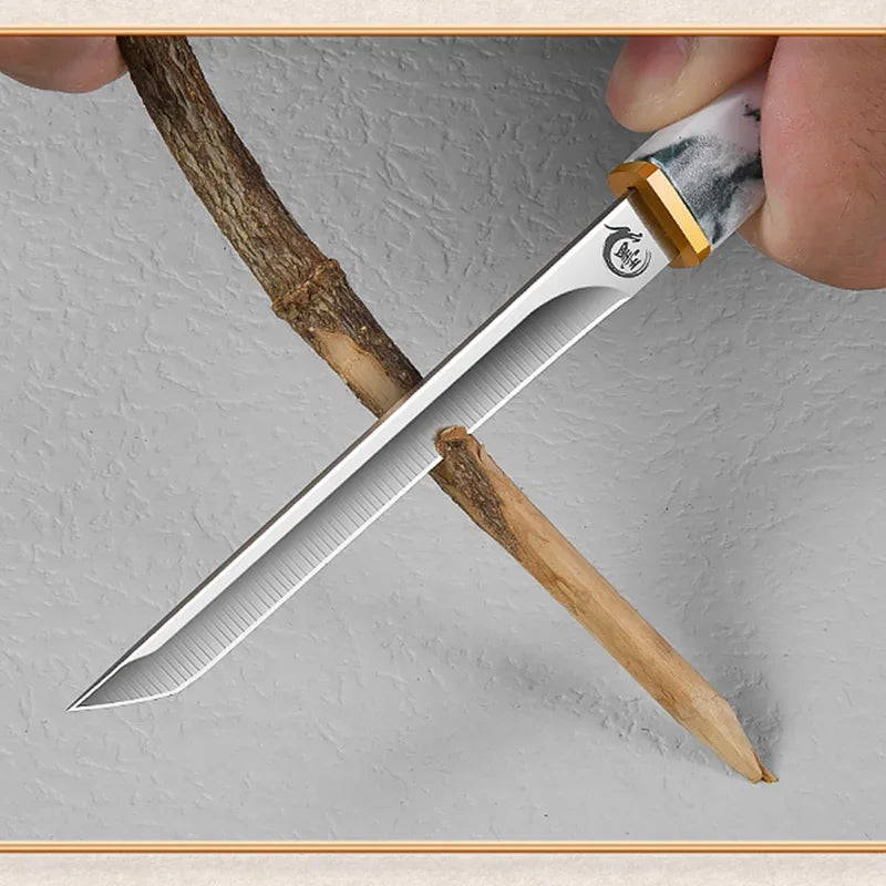 Couteau Utilitaire 8 cm – Tranchant, Léger & Polyvalent tranchant une branche avec manche blanc et doré
