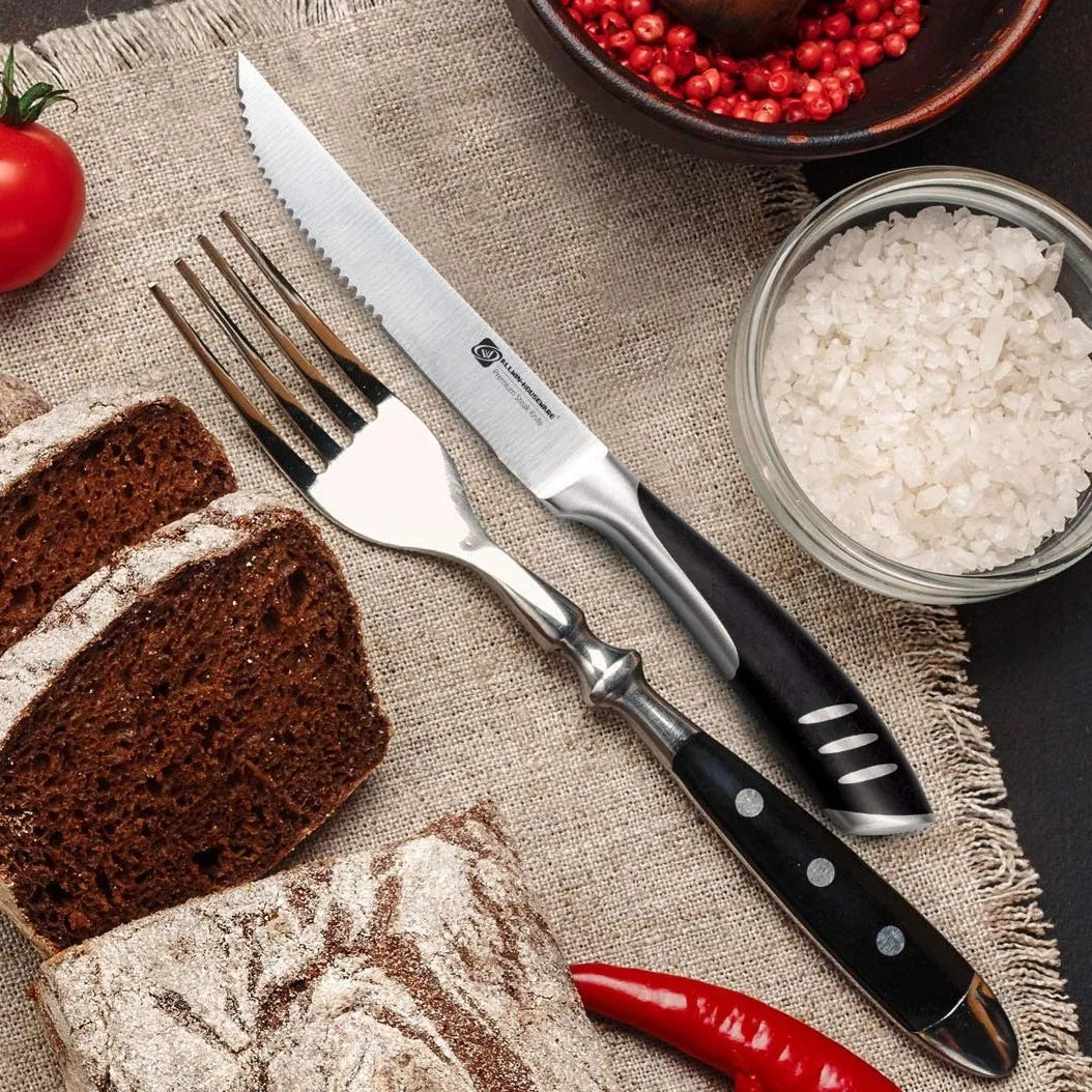 Couteaux & Fourchettes Inox Lames Tranchantes Ergonomiques sur une table avec du pain, tomates et épices