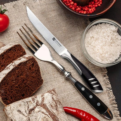 Couteaux & Fourchettes Inox Lames Tranchantes Ergonomiques sur une table avec du pain, tomates et épices