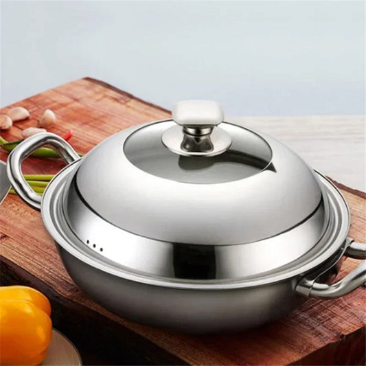 Couvercle universel en inox pour poêle et wok sur une planche à découper en bois
