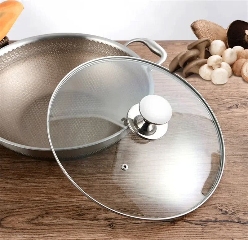 Couvercle universel inox avec poignée verre pour poêle en acier inoxydable sur une table en bois