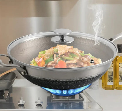 Couvercle universel inox avec poignée verre pour poêle sur une cuisinière avec des légumes cuisinés