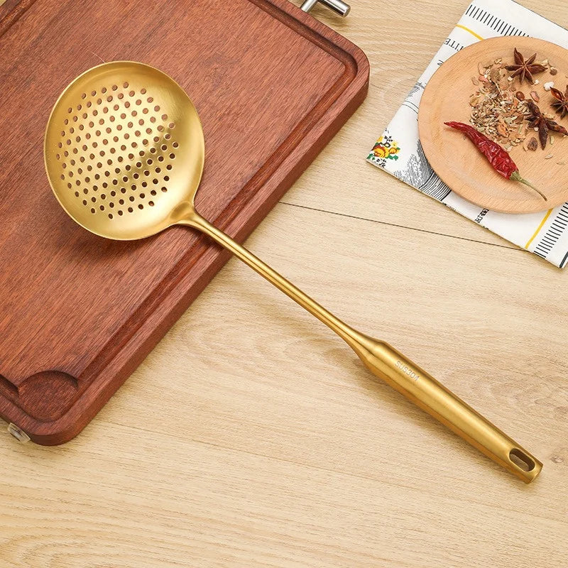 Ustensile de cuisine long doré en acier inoxydable pour égoutter avec manche ergonomique