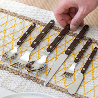Couverts en Inox – Set Élégant 1 personne avec poignées en bois sur une nappe élégante