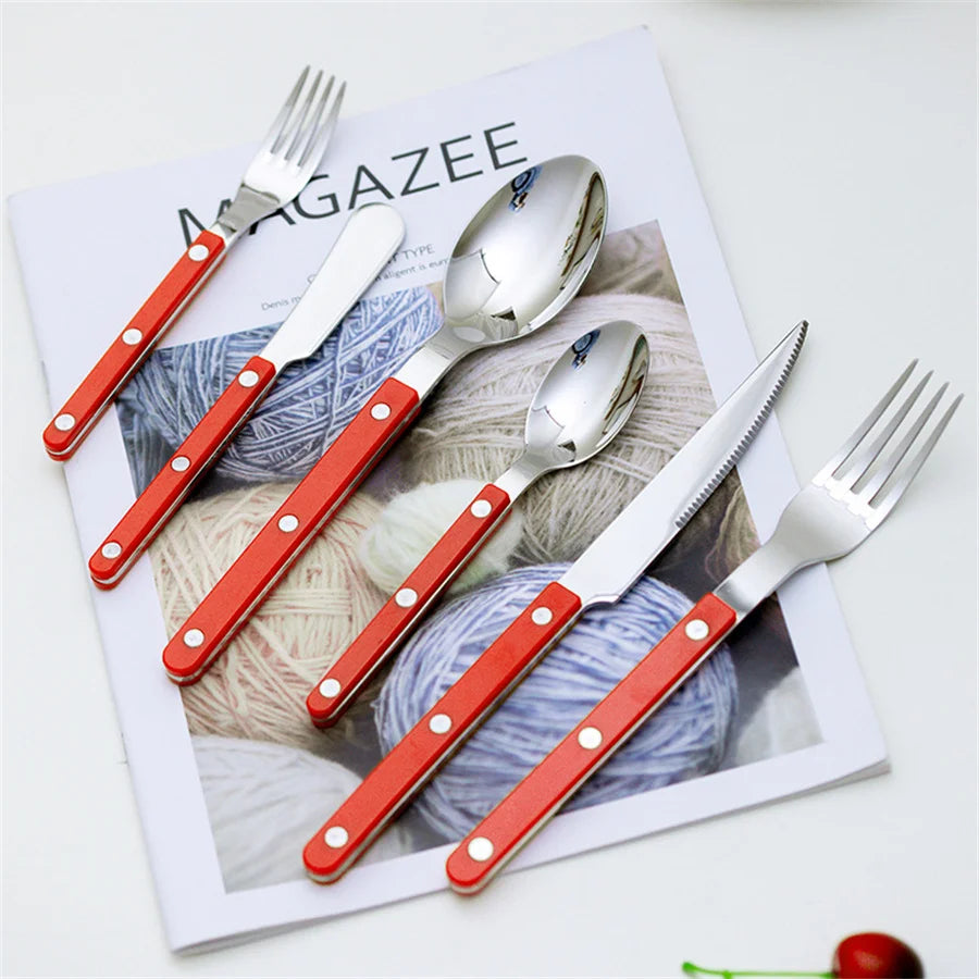 Set de couverts en Inox – Set Élégant 1 personne avec poignées rouges sur une brochure