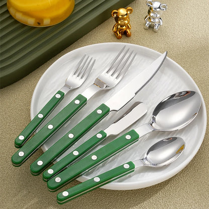 Couverts en Inox – Set Élégant 1 personne avec poignées vertes et accessoires complets sur une assiette