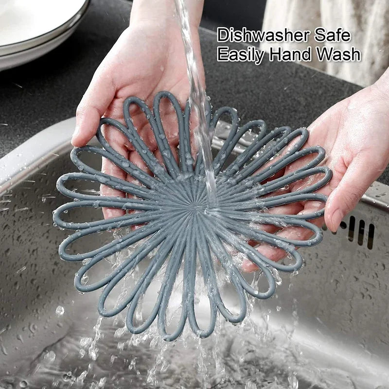 Personne lave un Dessous de Plat Silicone – Protection Table gris en forme de fleur, résistant au lave-vaisselle