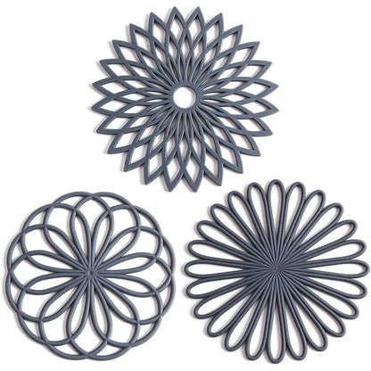 Trois dessous ronds gris en silicone motif fleur pour casseroles et plats, Dessous de Plat Silicone – Protection Table