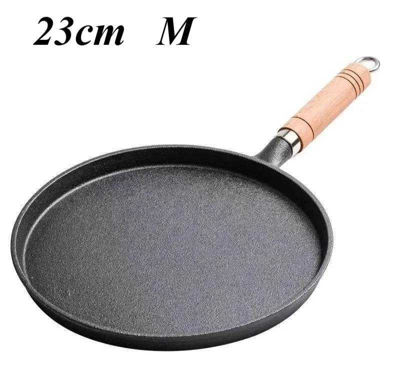 Crêpière en fonte naturelle de 23 cm, adaptée à tous feux, parfaite pour préparer de délicieuses crêpes.