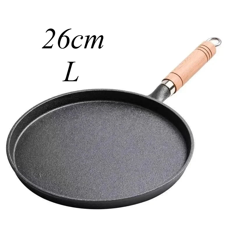Crêpière en fonte naturelle de 26 cm idéale pour tous feux, avec un manche en bois pratique.