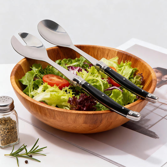 Cuillère à salade inox Lot de 2 serveurs style Laguiole élégants posée sur un saladier en bois avec salade fraîche