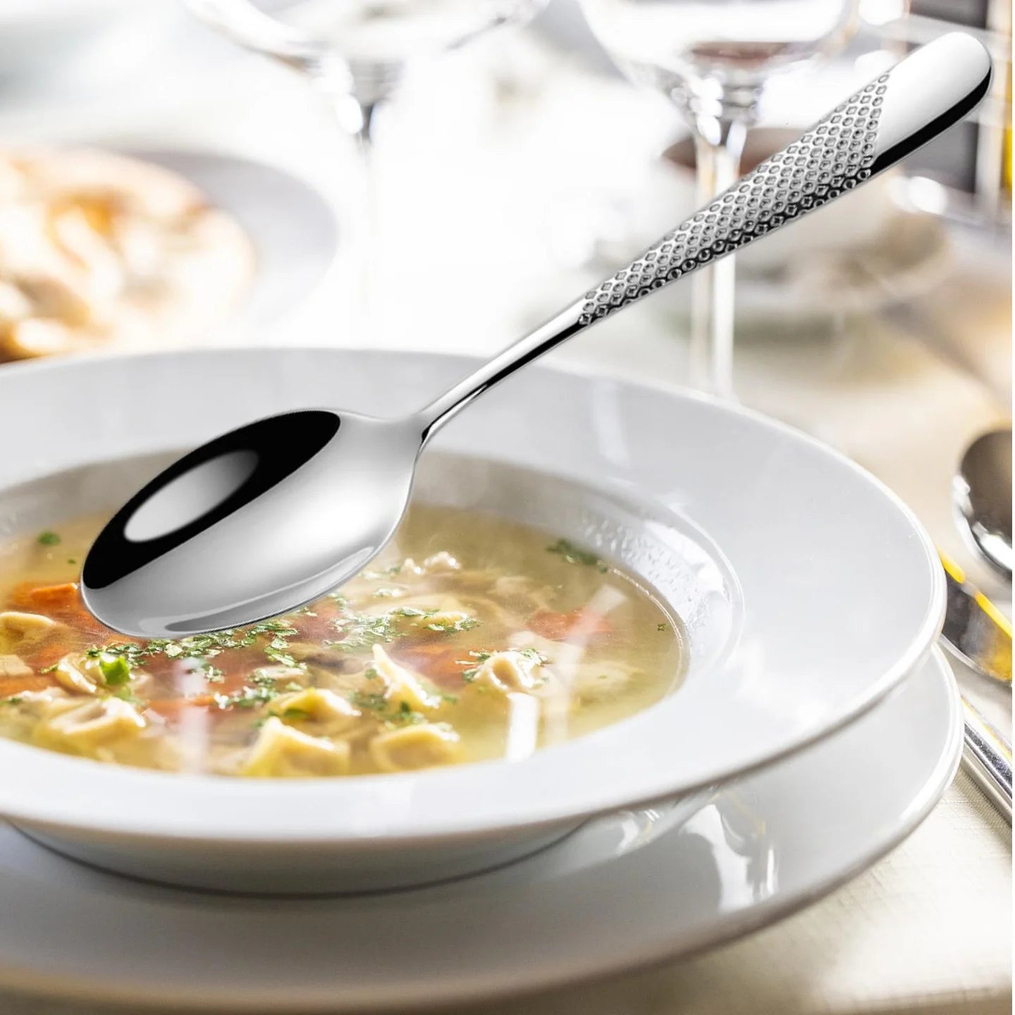 Cuillères à Soupe Luxe Royal en acier inoxydable présentées avec une assiette de soupe délicieuse