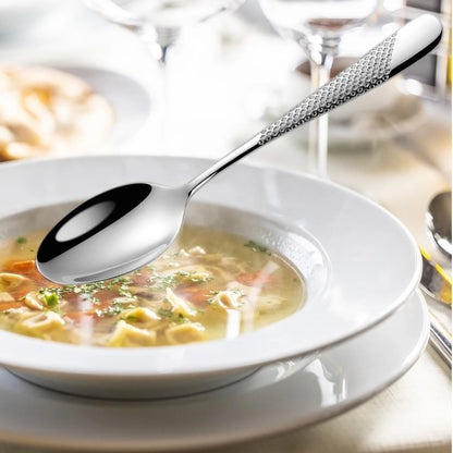 Cuillères à Soupe Luxe Royal en acier inoxydable présentées avec une assiette de soupe délicieuse