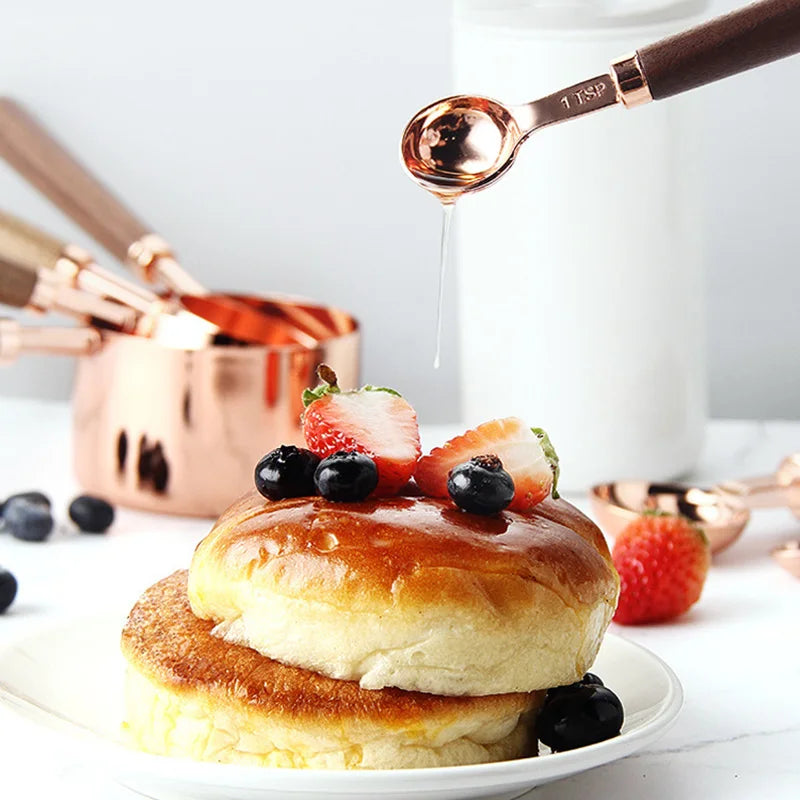 Cuillères doseuses Inox bois avec manche en bois mesurant du miel vers pancakes garnis de fruits