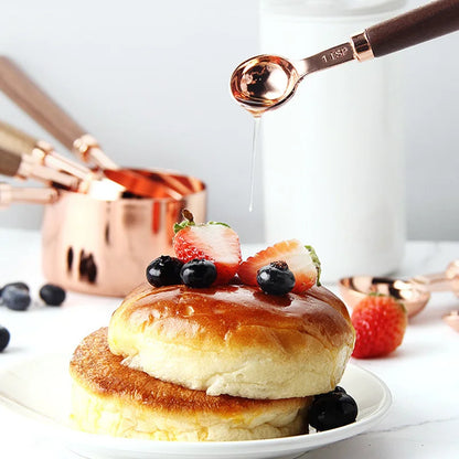 Cuillères doseuses Inox bois avec manche en bois mesurant du miel vers pancakes garnis de fruits