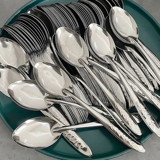 Cuillères Inox – Set 5 ou 10 pièces élégantes en acier inoxydable sur une assiette ronde