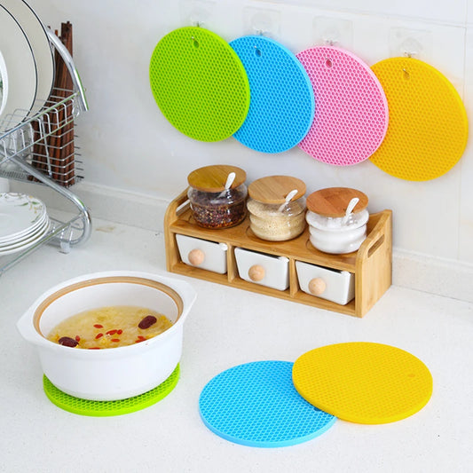 Dessous de Plat Silicone 18cm – Antidérapant & Résistant. Lot 4 ronds colorés accrochés et posés près d'un bol chaud