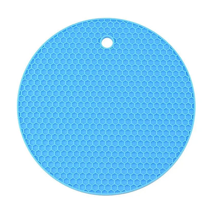 Dessous de Plat Silicone 18cm – Antidérapant & Résistant. Ustensile de chef bleu rond texture nid d'abeille avec trou
