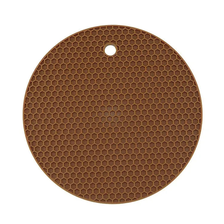 Dessous de Plat Silicone 18cm – Antidérapant & Résistant. Plat rond marron à texture nid d'abeille et trou de suspension