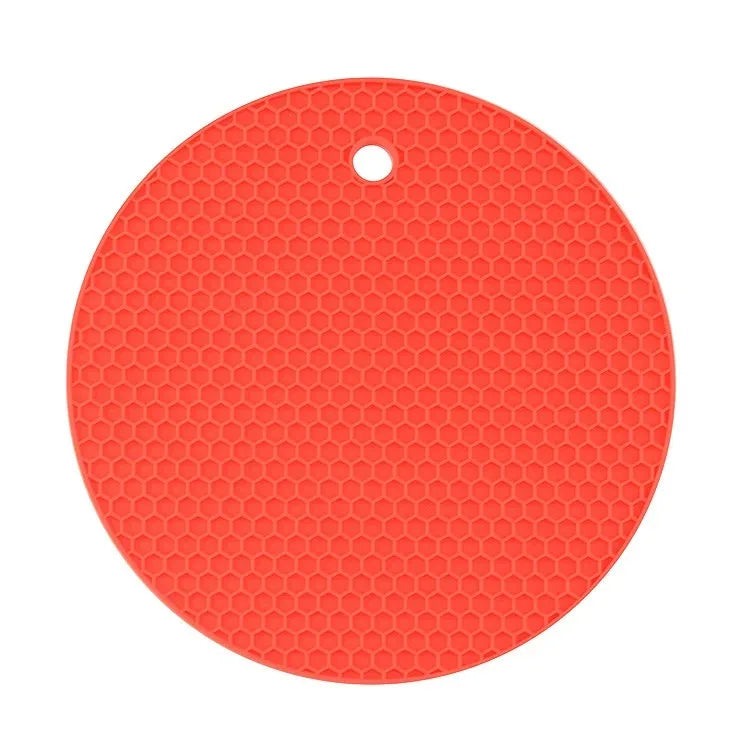 Dessous de Plat Silicone 18cm – Antidérapant & Résistant. Trivet rond rouge corail avec texture alvéolée et trou de suspension