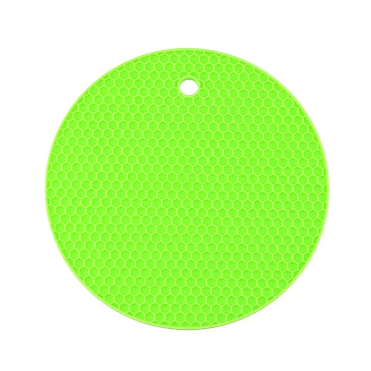 Dessous de Plat Silicone 18cm – Antidérapant & Résistant. Rond vert en silicone à texture nid d'abeille avec trou de suspension