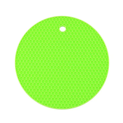 Dessous de Plat Silicone 18cm – Antidérapant & Résistant. Rond vert en silicone à texture nid d'abeille avec trou de suspension