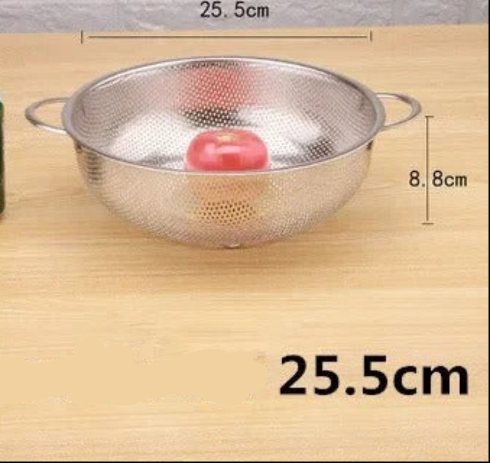 Égouttoir en Inox – Passoire de Cuisine en Acier Inoxydable Multi-Usages sur une table avec des légumes