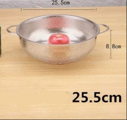 Égouttoir en Inox – Passoire de Cuisine en Acier Inoxydable Multi-Usages sur une table avec des légumes